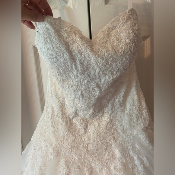 Wedding dress, includes belt and long veil - Picture 2 of 8